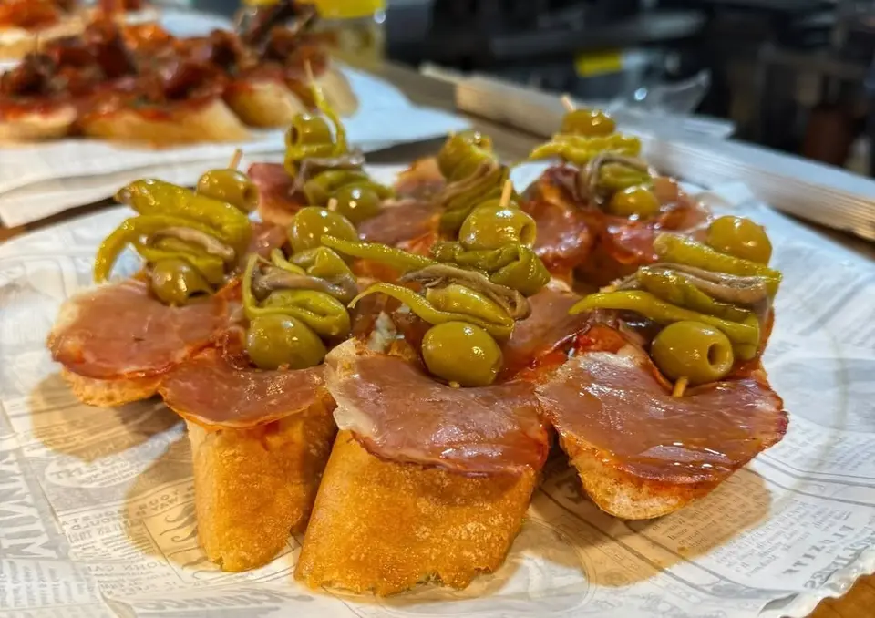 Tostas de lomo avec une gilda olive, piment et anchois