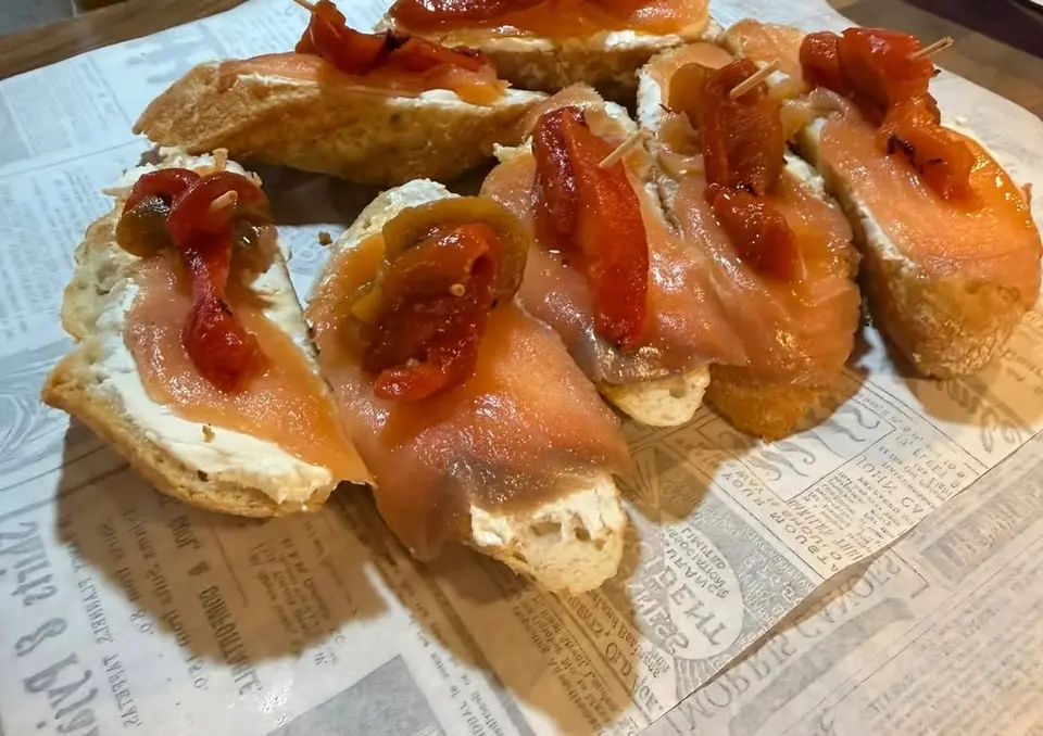 Tostas au saumon fumé, fromage frais et poivron grillé