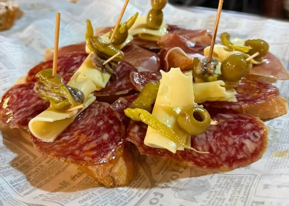 Tostas au salchichón, jambon serrano, fromage et gilda