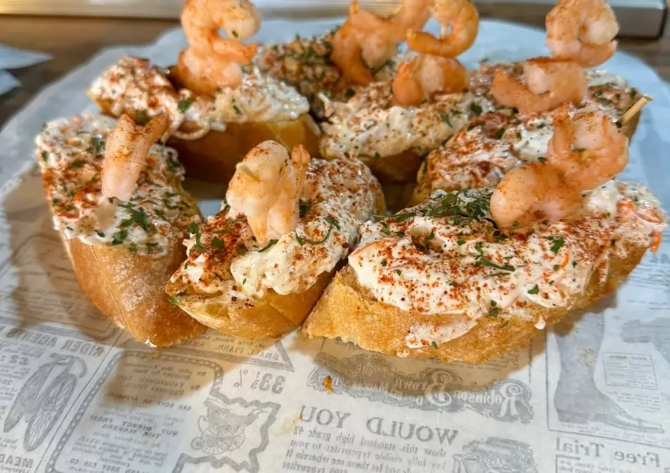 Tostas de salade de fruits de mer et crevette cuite