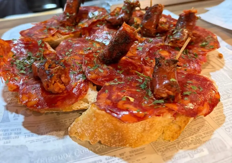 Tostas au chorizo, chistorra frite et persil