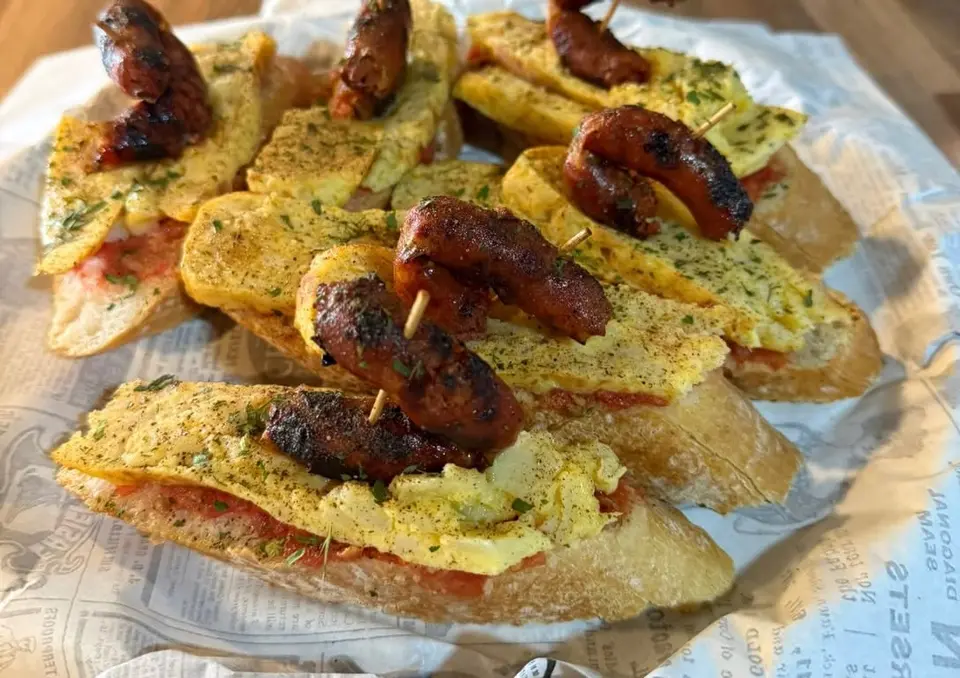 Tostas de tortilla, tomate et chistorra