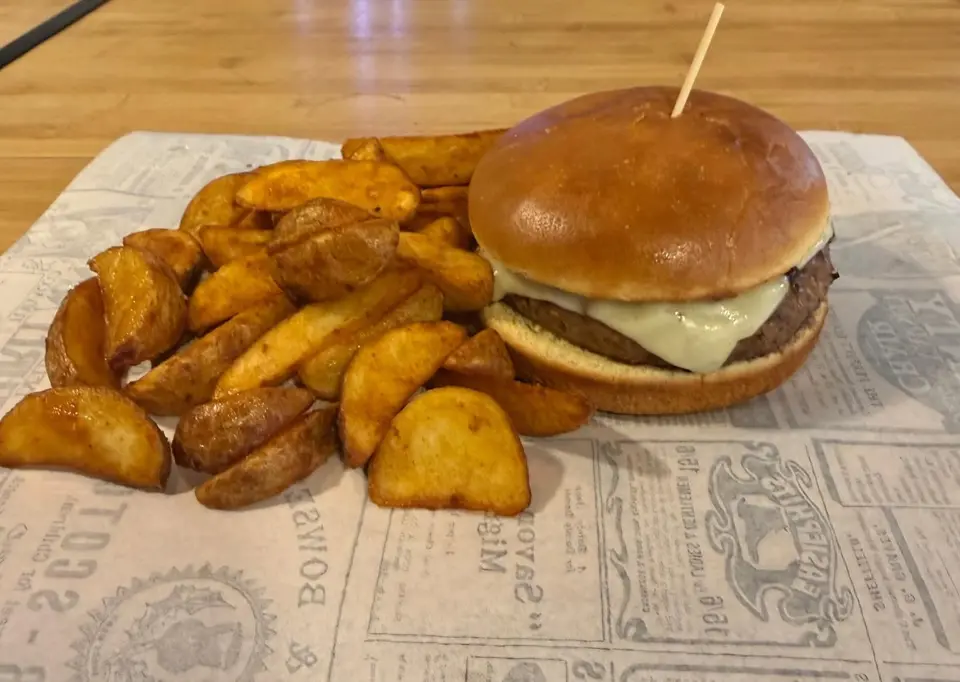 Cheeseburger en pain brioché et potatoes