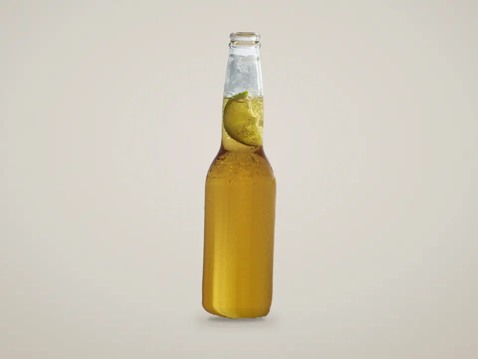 Bouteille de bière importée avec un quartier de citron vert