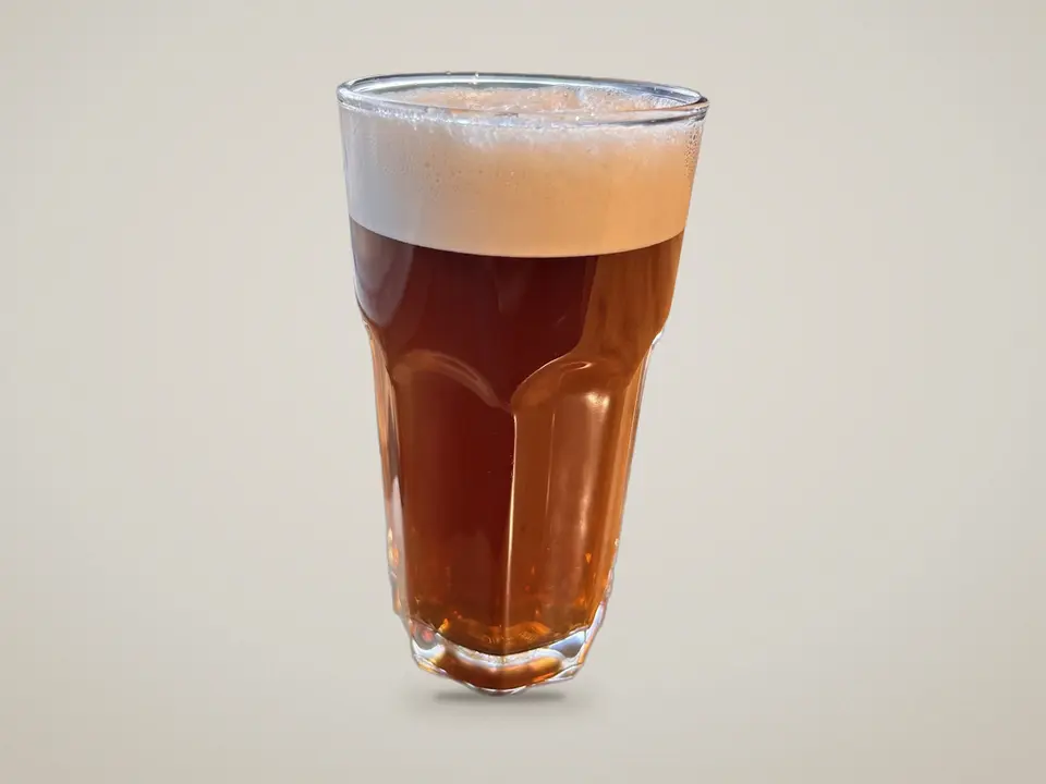Verre de bière ambrée avec sa mousse