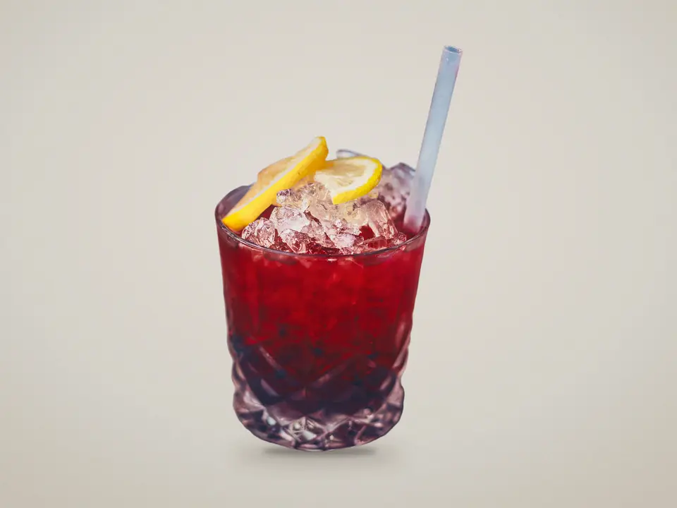 Verre de tinto de verano, vin rouge et limonade avec des glaçons