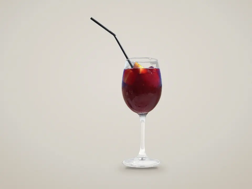 Verre de sangria avec glaçons et fruits