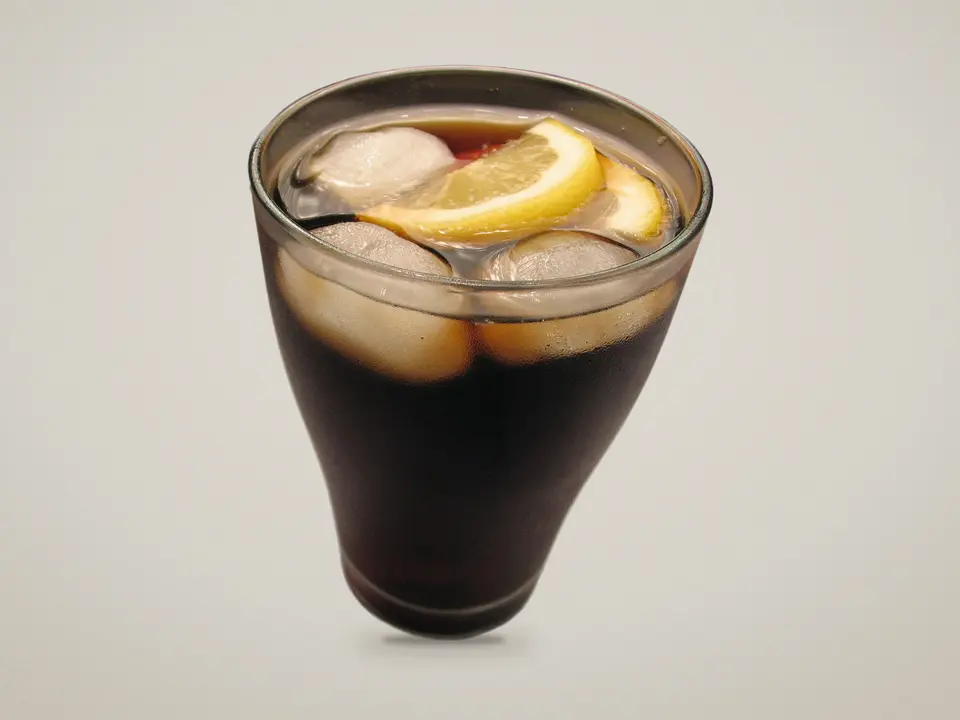 Rhum coca avec glaçons et citron