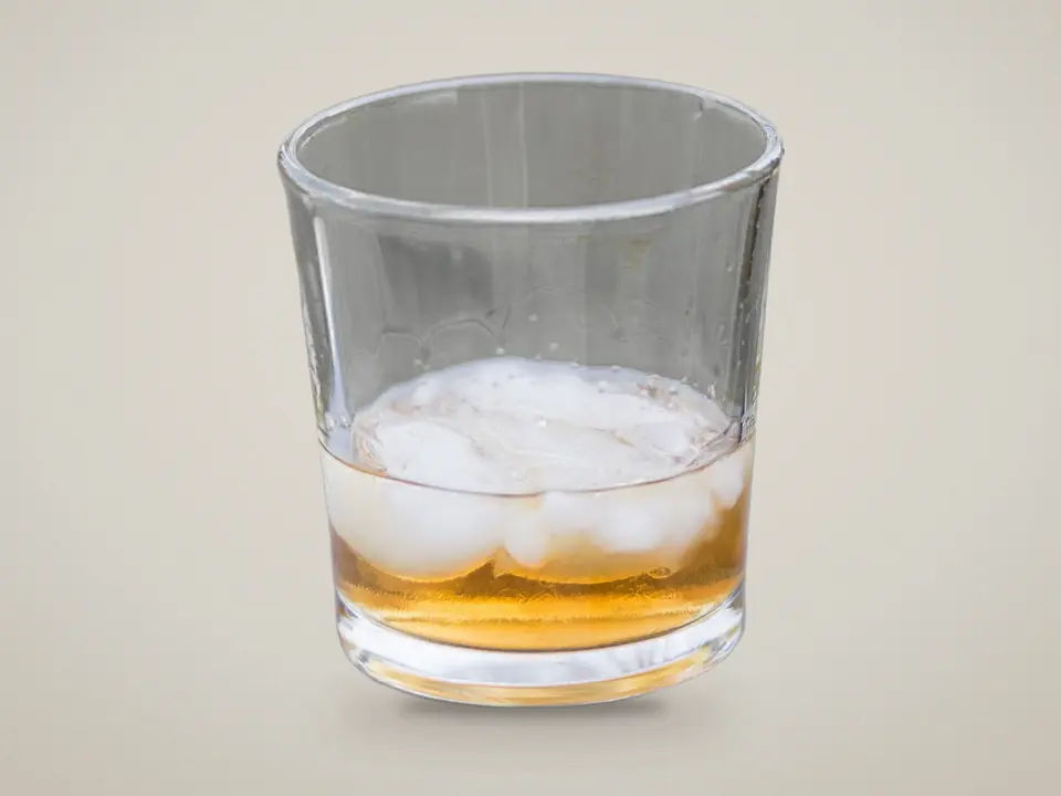 Whisky avec glaçons dans un verre bas