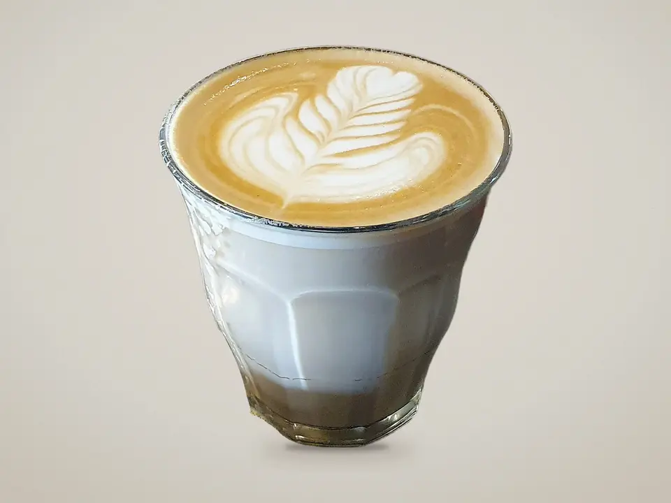 Café au lait dans un verre