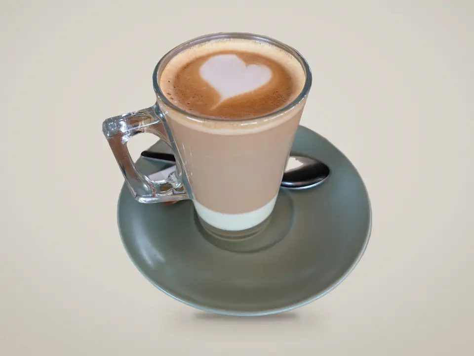 Café au lait dans un verre, à la façon de Málaga