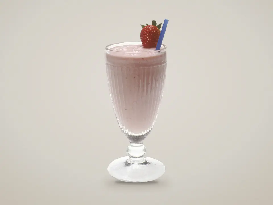 Smoothie à la fraise dans un grand verre